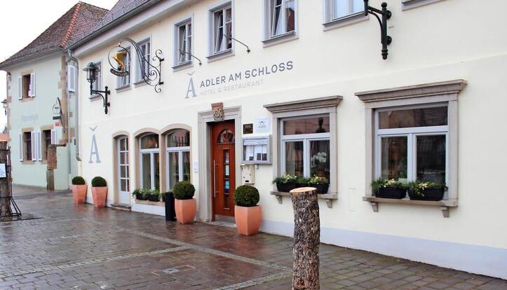Das Restaurant Adler am Schloss in Bönnigheim ist seit Ende März geschlossen. Der Hotelbetrieb geht weiter − mit kalter Küche.
Foto: Archiv/Riecker Das Restaurant Adler am Schloss in Bönnigheim ist seit Ende März geschlossen. Der Hotelbetrieb geht weiter − mit kalter Küche.
Foto: Archiv/Riecker