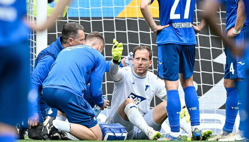 Folgenreicher Knie-Treffer. Oliver Baumann mit Schramme am Kopf. Folgenreicher Knie-Treffer. Oliver Baumann mit Schramme am Kopf.