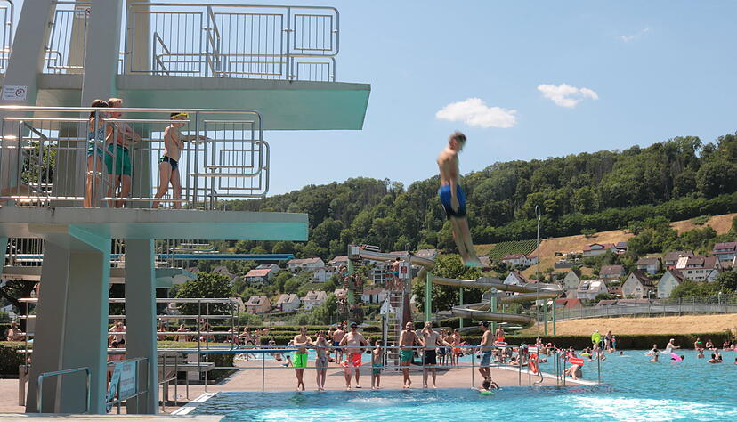 Mutige Sprünge und Saltos sind auf den Sprungtürmen des Freibads Niedernhall möglich. Hier können Besucher ihre Kunststücke zeigen. Mutige Sprünge und Saltos sind auf den Sprungtürmen des Freibads Niedernhall möglich. Hier können Besucher ihre Kunststücke zeigen.