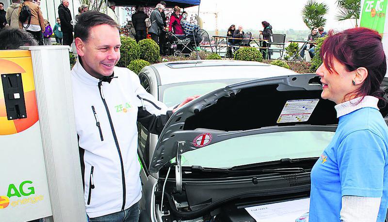 Michael Kniele von der Zeag informiert, wie die Zukunft der Elektromobilität aussieht. Er zeigt aber auch, wie man Energie einsparen kann.
Fotos: Rolf Muth Michael Kniele von der Zeag informiert, wie die Zukunft der Elektromobilität aussieht. Er zeigt aber auch, wie man Energie einsparen kann.
Fotos: Rolf Muth