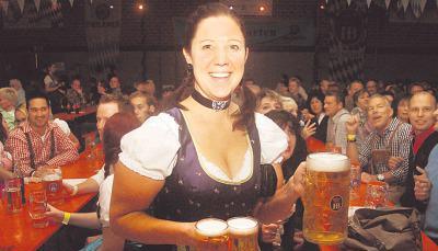 Zum Oktoberfest gehören fesche Madeln im Dirndl und eine ordentliche Maß Bier − manchmal bekommt man sogar beides auf einmal.Foto: Stefanie Pfäffle Zum Oktoberfest gehören fesche Madeln im Dirndl und eine ordentliche Maß Bier − manchmal bekommt man sogar beides auf einmal.Foto: Stefanie Pfäffle