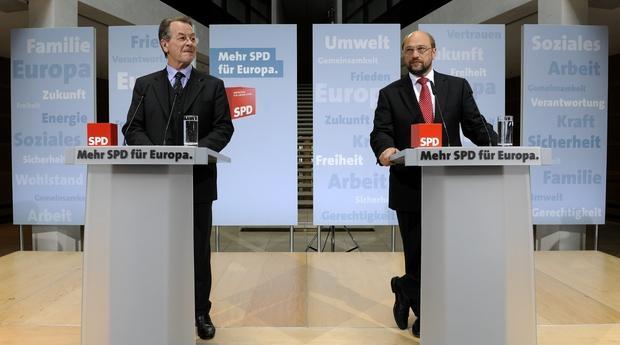 Der SPD-Vorsitzende Franz Müntefering (links) und der SPD-Spitzenkandidat für die Europawahl Martin Schulz nehmen am Sonntag in Berlin nach den ersten Prognosen für die Europawahl Stellung zu dem schlechten Ergebnis. Der SPD-Vorsitzende Franz Müntefering (links) und der SPD-Spitzenkandidat für die Europawahl Martin Schulz nehmen am Sonntag in Berlin nach den ersten Prognosen für die Europawahl Stellung zu dem schlechten Ergebnis.