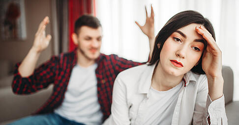 Demütigungen und Beleidigungen: In einer toxischen Beziehung lassen die Partner psychische Gewalt häufig lange über sich ergehen. Demütigungen und Beleidigungen: In einer toxischen Beziehung lassen die Partner psychische Gewalt häufig lange über sich ergehen.