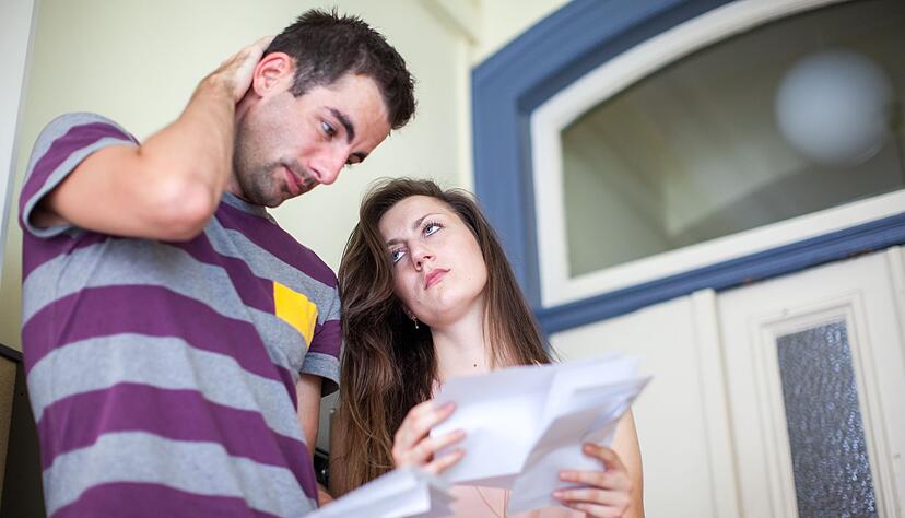 Achtung Mahnbescheid! Ein gelber Umschlag im Briefkasten erfordert schnelles Handeln. Achtung Mahnbescheid! Ein gelber Umschlag im Briefkasten erfordert schnelles Handeln.